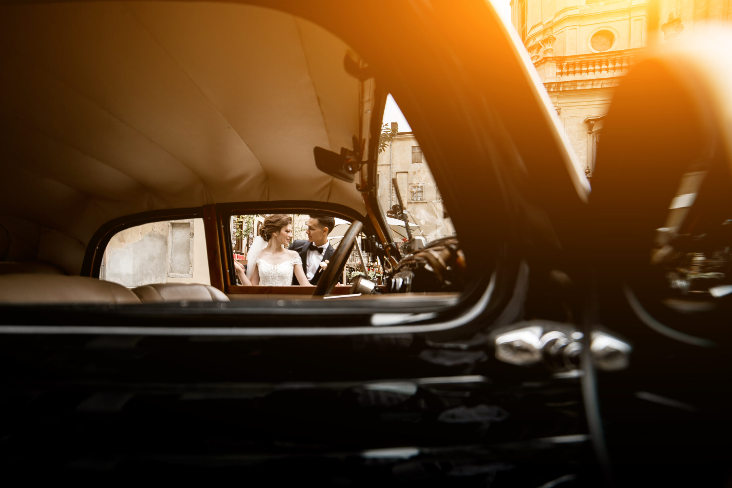 photo de couple de mariage par voiture retro scaled